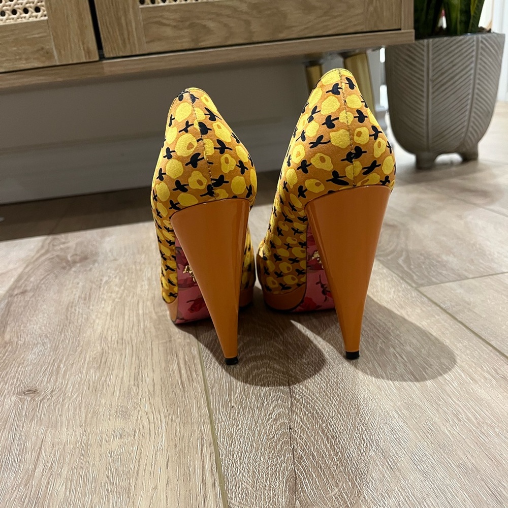 Betsey Johnson Yellow Floral Peep Toe Heels - Picture 3 of 3